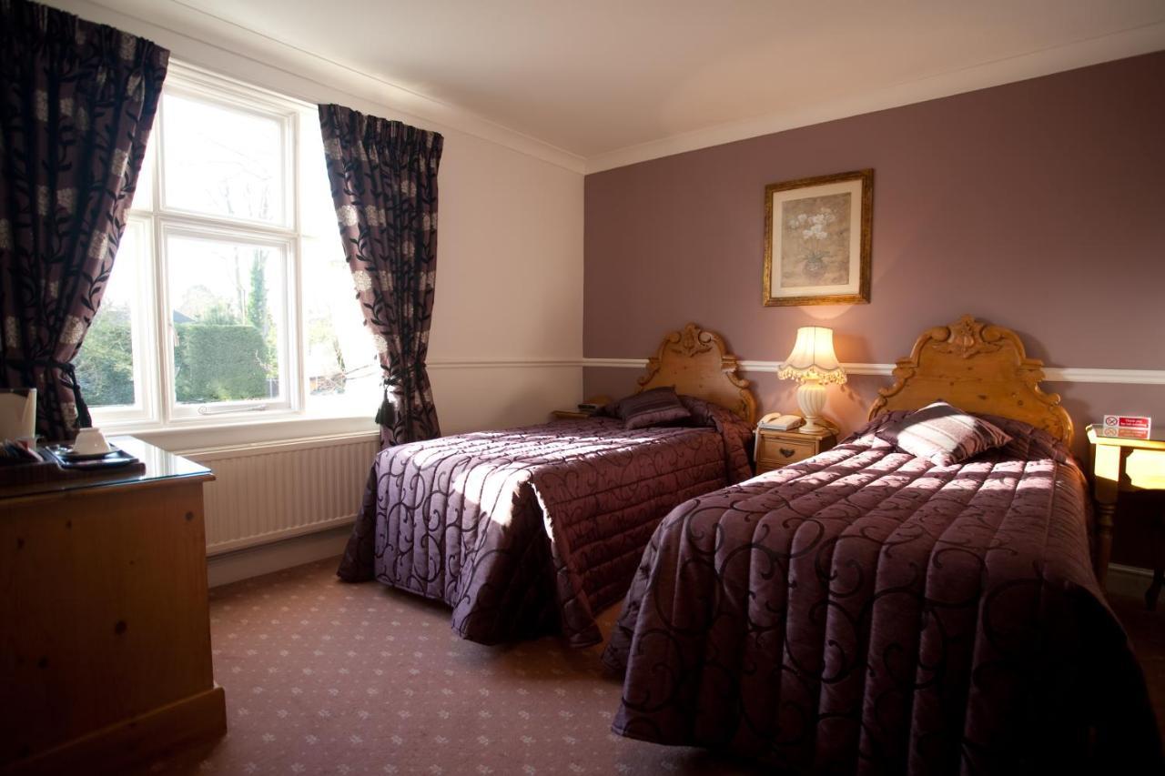 Fines Bayliwick Hotel Брэкнэлл Экстерьер фото