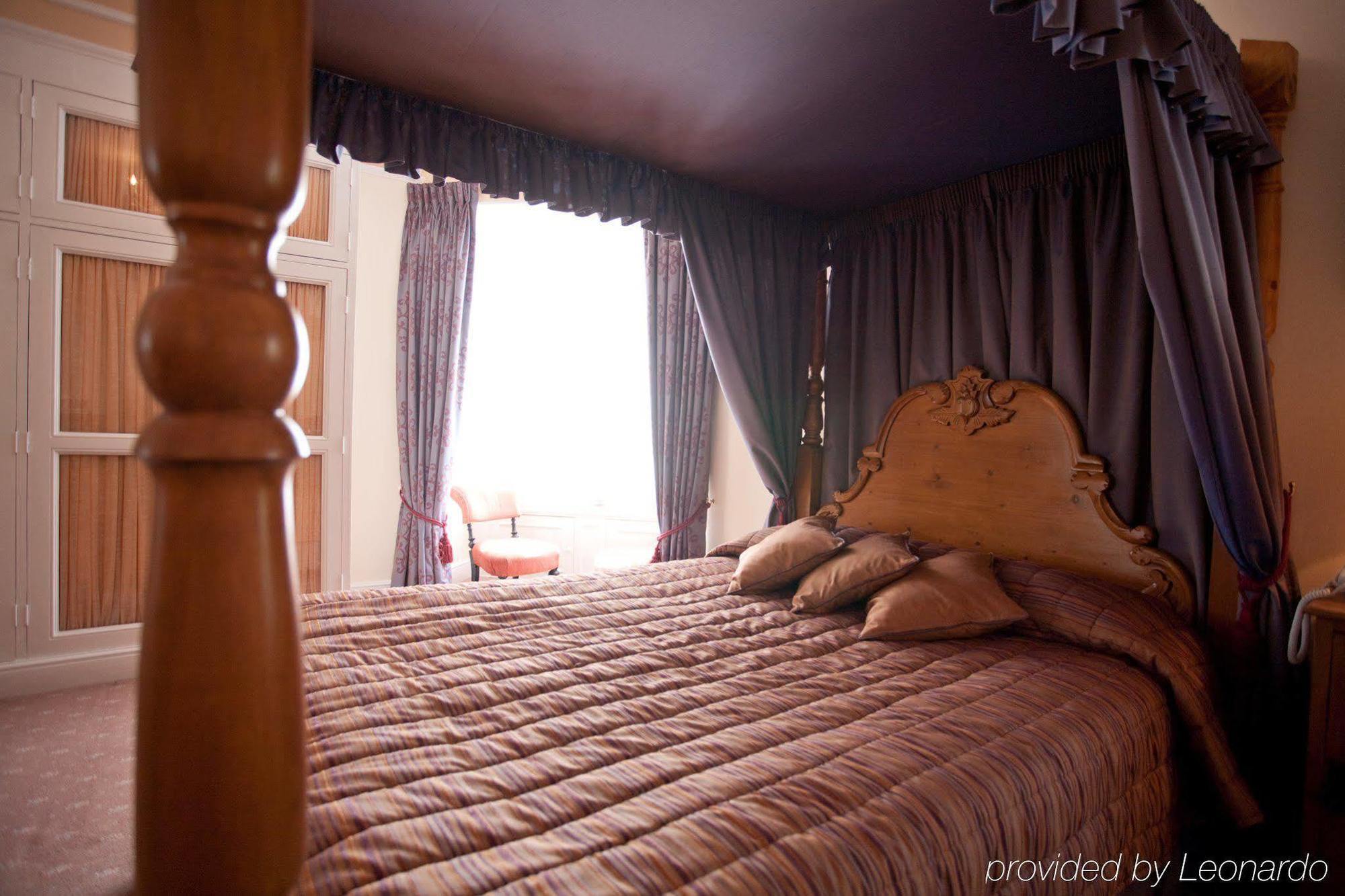 Fines Bayliwick Hotel Брэкнэлл Экстерьер фото