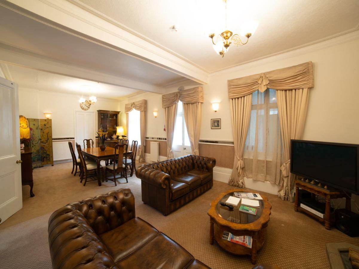 Fines Bayliwick Hotel Брэкнэлл Экстерьер фото