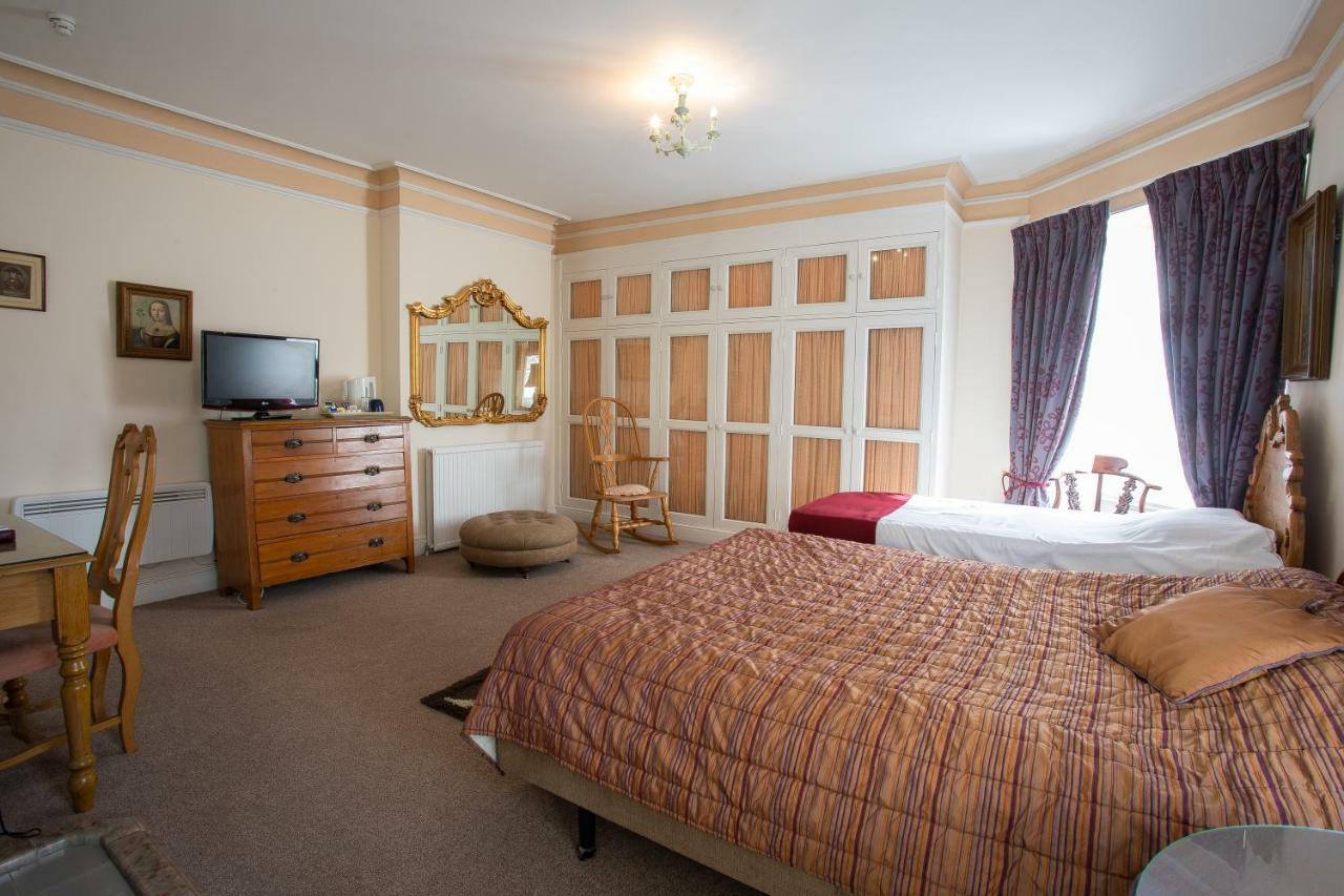 Fines Bayliwick Hotel Брэкнэлл Экстерьер фото