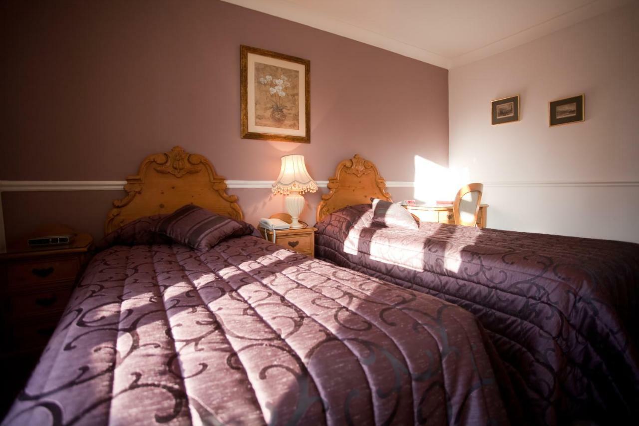 Fines Bayliwick Hotel Брэкнэлл Экстерьер фото